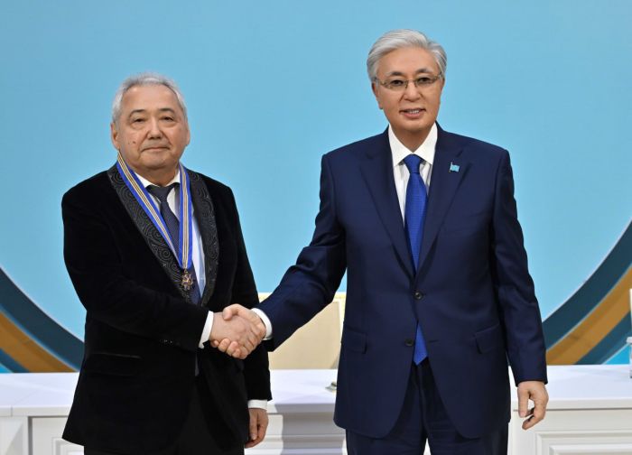 Атыраулық мұнайшы Тоқаевтың қолынан марапат алды