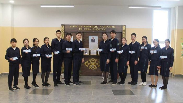 Атырауда "Жас сақшы" сыныбының оқушыларына куәлік табысталды 