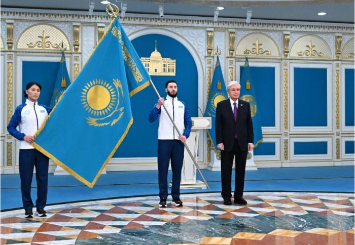 Тоқаев Қысқы Олимпиада мен Паралимпиадаға қатысатын спортшыларға Мемлекеттік туды тапсырды