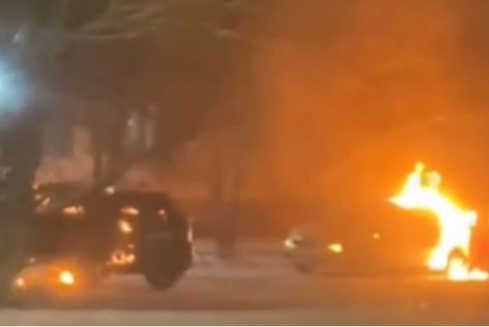 Семей тұрғыны полиция көліктерін өртеп жіберді