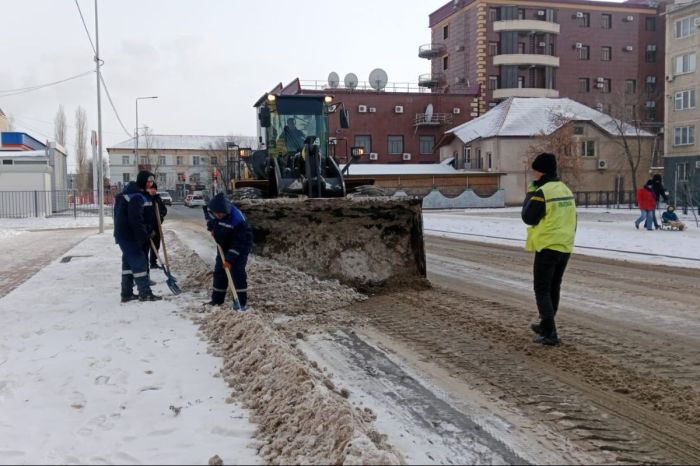 Қысқы қарбалас: коммуналдық қызметкерлер қар тазалауда