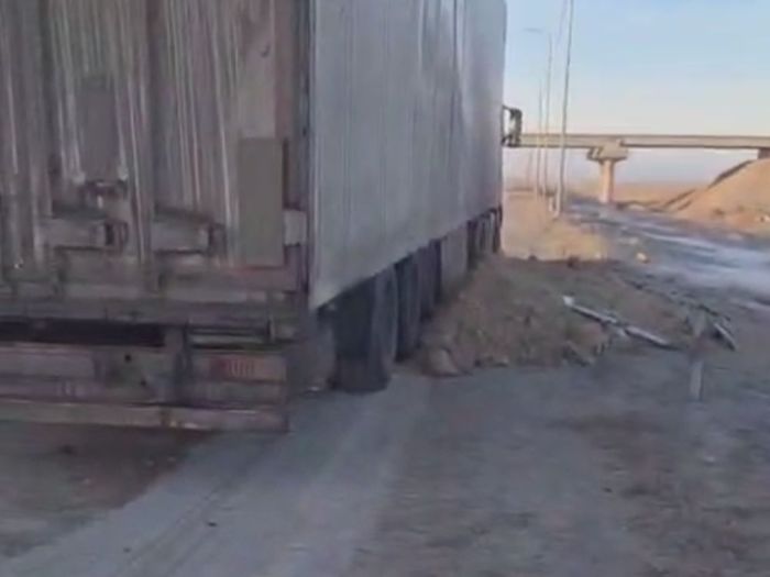 Жолдағы топырақ үйіндісінен көліктер бүлінген