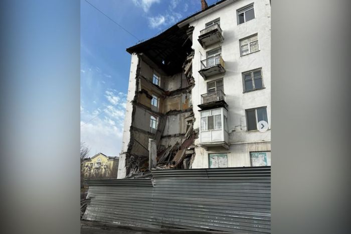 Балқашта бесқабатты үйдің апатты подъезі құлады