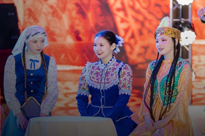 ​​Атырауда Алғыс айту күні аталып өтті​: театр, ән-күй, би және ЖИ технологиялары