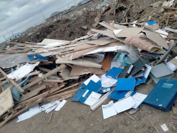 Атырауда қоқыс арасынан пациенттердің дерегі бар архив құжаттары табылды