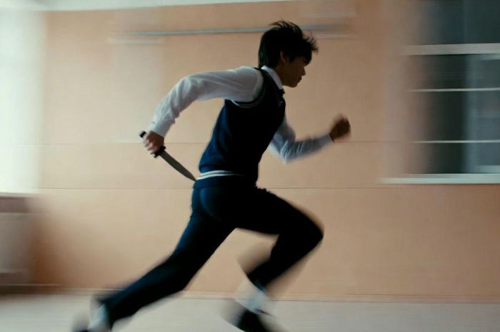 ​Қонаевта оқушы мектеп дәлізінде пышақпен жүгірді