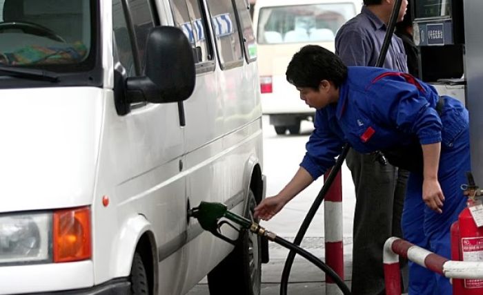 Қытайда жүргізушілер жанармай қымбаттамай тұрып, кезекке тұрды