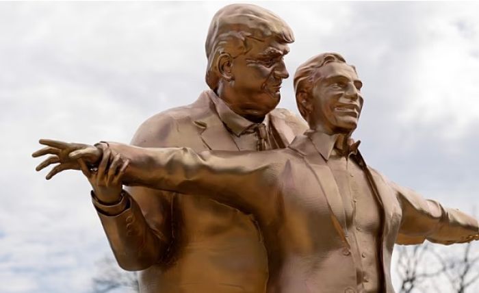 Вашингтонда Трамп пен Эпштейннің “Титаник” кейпіндегі мүсіні пайда болды