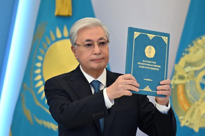 Тоқаев Қазақстанның жаңа Конституциясына қол қойды