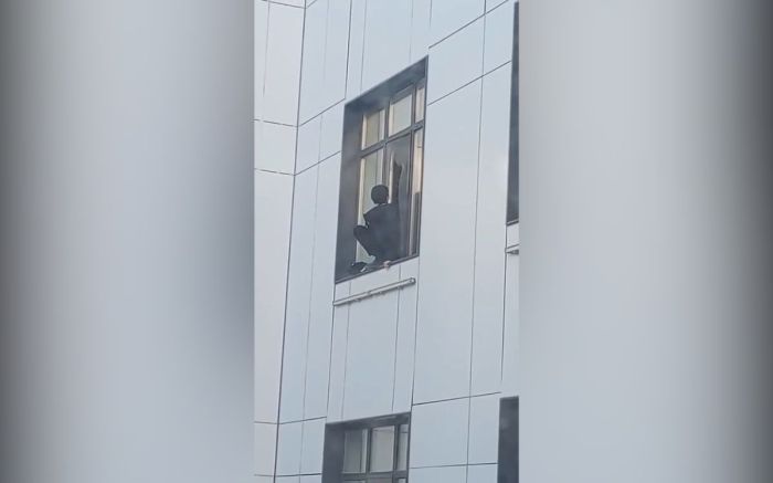 ​BINOM-да оқушы қызды жаралаған жасөспірім терезеден секірмек болған