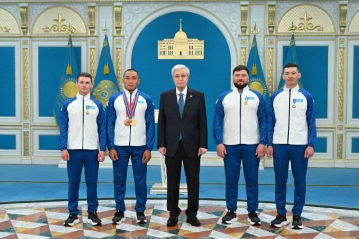 Тоқаев Паралимпиада чемпионы Ербол Хамитовты марапаттады