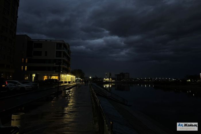 Атырауда нөсер жаңбыр тағы да мыңдаған үйді жарықсыз қалдырды