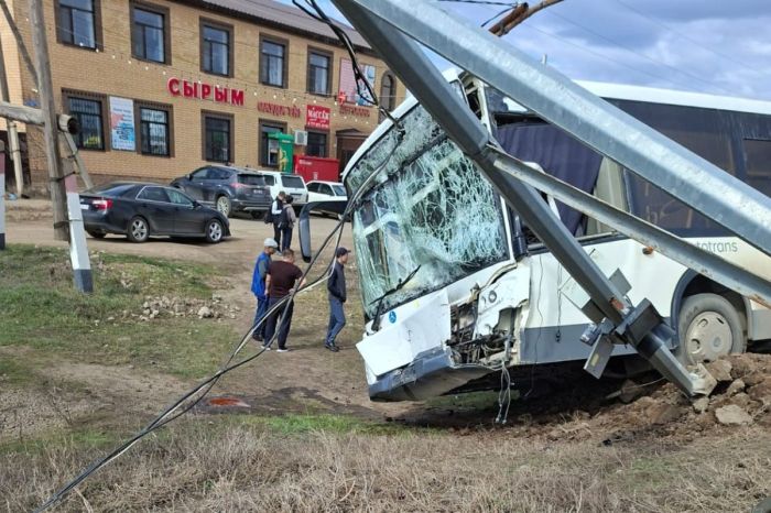 ​БҚО-да бала таситын мектеп автобусы апатқа ұшырады: зардап шеккендер бар