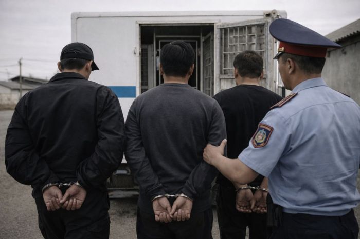 ​Көз шарасы мен жағы​ сынған: полицейге күш қолданғандар колонияға жіберілді