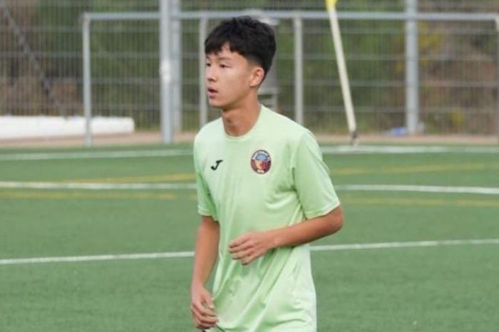 ​15 жастағы қазақ футболшысы «Барселонамен» келісімшартқа отырды