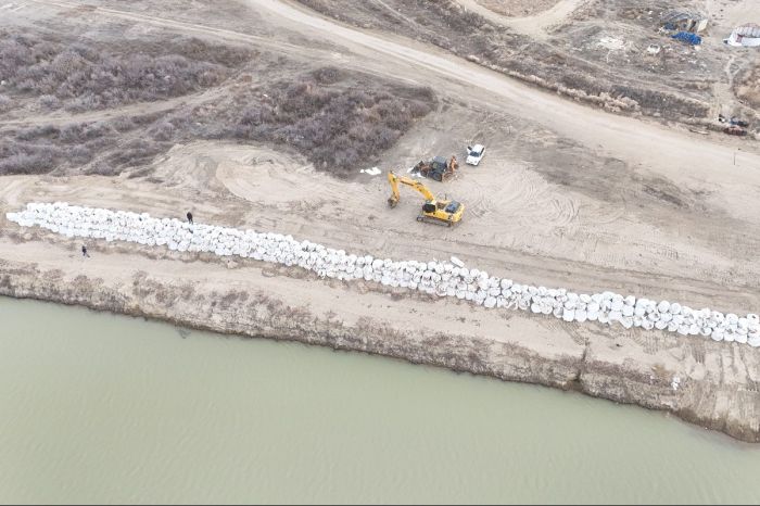 Жылыой ауданында су тасқынын реттеу үшін шлюздер ашылды