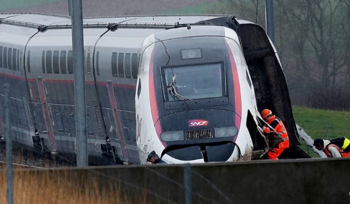 Францияда TGV пойызы жүк көлігімен соқтығысып, машинист қаза тапты