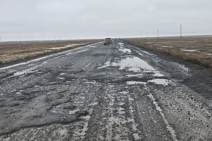 «Атырау–Индер» жолы: асфальтсыз қалған учаске екі жылдан бері жөнделмей тұр