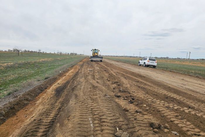 Фотоайғақ: Индер ауданында Атырау – Орал тас жолына топырақ төгілуде