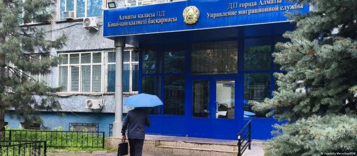 Қазақстанда тұрақты тұруға рұқсат алу қиындай түсті: тіл меңгеру қажет