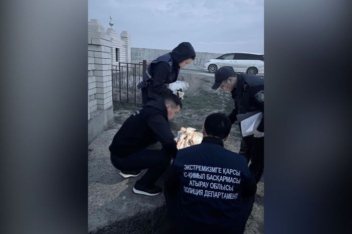 Атырауда бейіттен аңшы мылтығы мен патрондар табылды