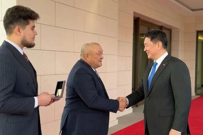 Моңғолия Президенті қазақстандық блогермен және оның әкесімен кездесті