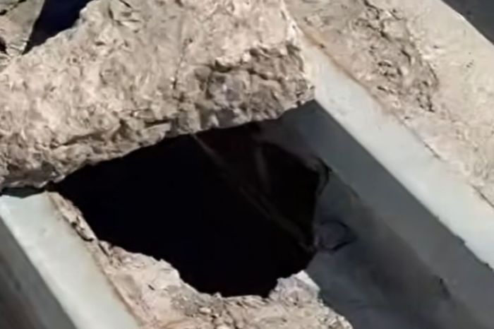 Атыраудағы орталық көпірдің баспалдағы опырылып қалған