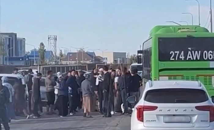 Дамба трассасында автобус баланы қағып кетті