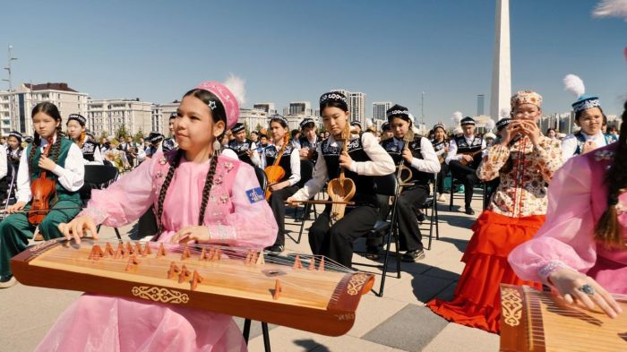  Астанада бір уақытта 2 мың оқушы «Алтын ұя» күйін орындады