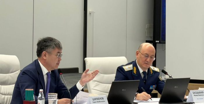 Атыраудағы көгалдандыру мәселесіне арналған “ашық” жиында прокуратура журналистерді​ залдан шығарып жіберді