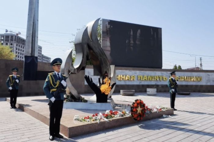 Атырауда 300-дей жас сарбаз алаңға шығып, ерлікке тағзым етті