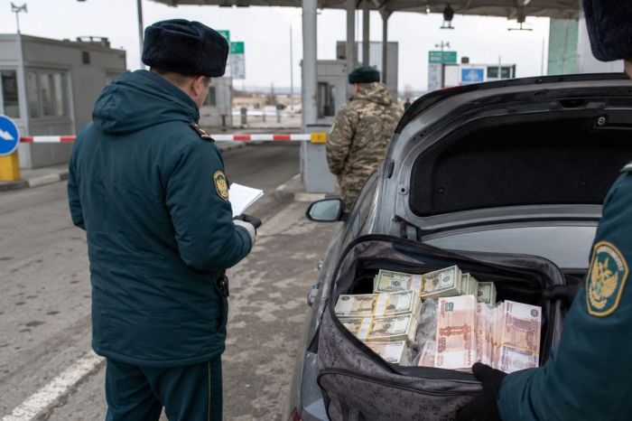 ​Атырау облысының шекарасында қазақстандық әйелден 300 мың долларға жуық ақша табылды