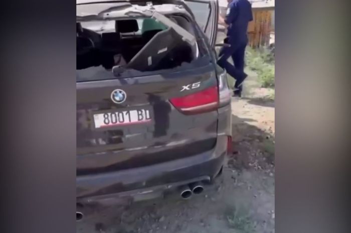 Атырауда BMW көлігі бағанаға соқтығысып, қоршауға соғылды