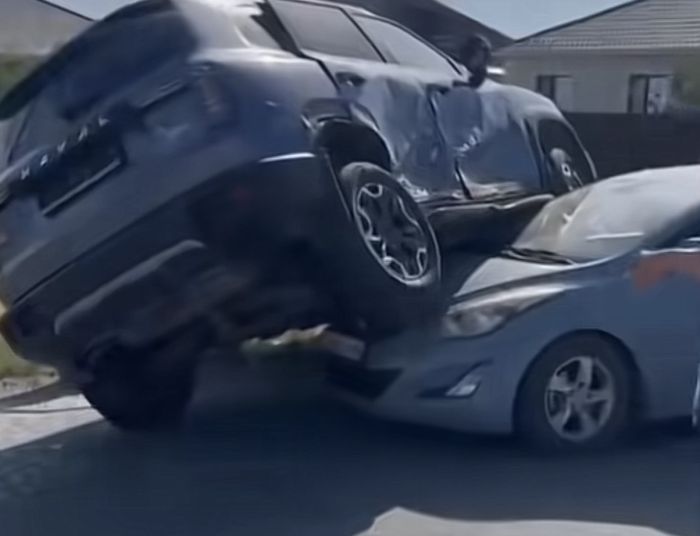 ​Атырауда үш көлік соқтығысып, Haval​ жүргізушісі ауруханаға түсті