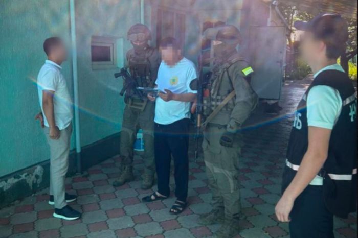 Қару-жарақ, миллиондар және шекарадағы кептеліс: ҰҚК Түркістан облысындағы ҰҚТ-ның жолын кесті