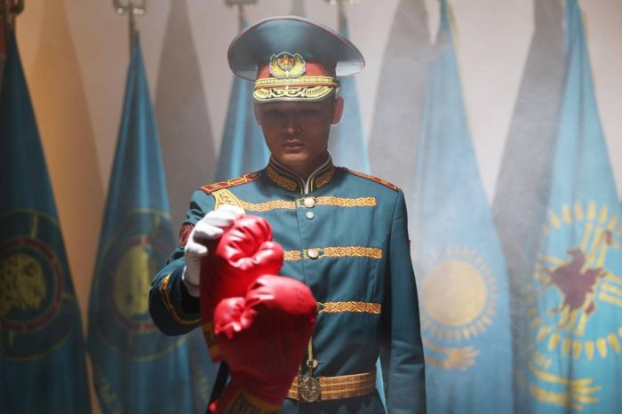 Геннадий Головкин Ұлттық ұлан музейіне бокс қолғабын табыстады
