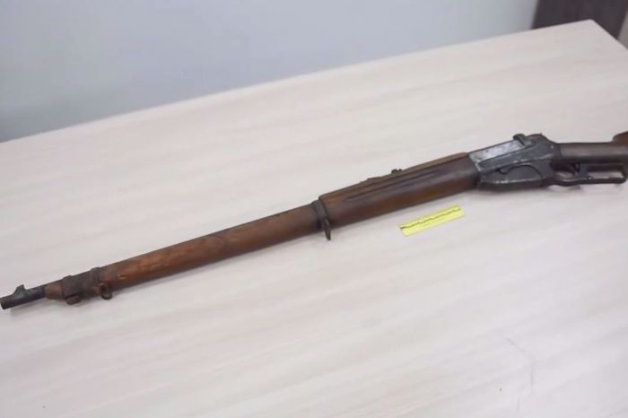 Атырау тұрғыны полицияға XIX ғасырдағы Winchester ​винтовкасын ​тапсырды