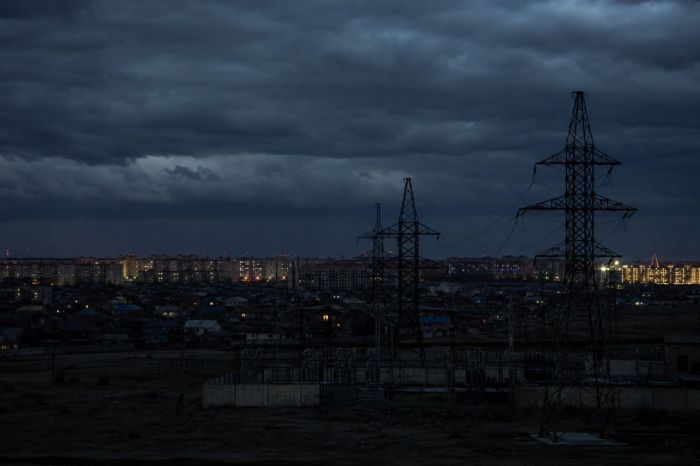 Атырауда үшінші күн қатарынан электр жарығы жаппай өшіріліп жатыр