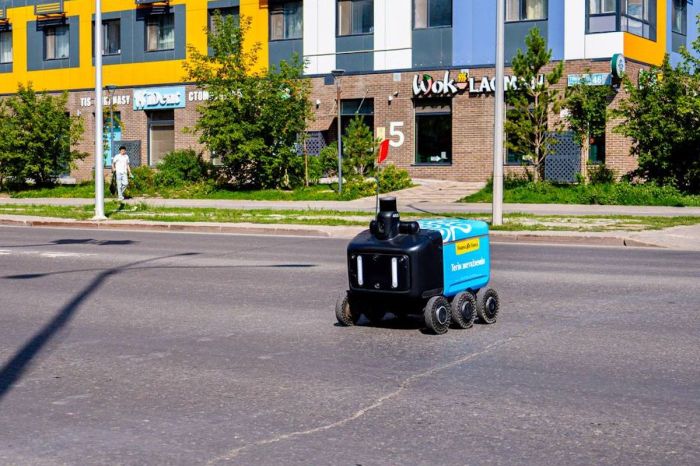 Тегін әрі курьерсіз: Астанада роботпен жеткізу қызметі іске қосылды