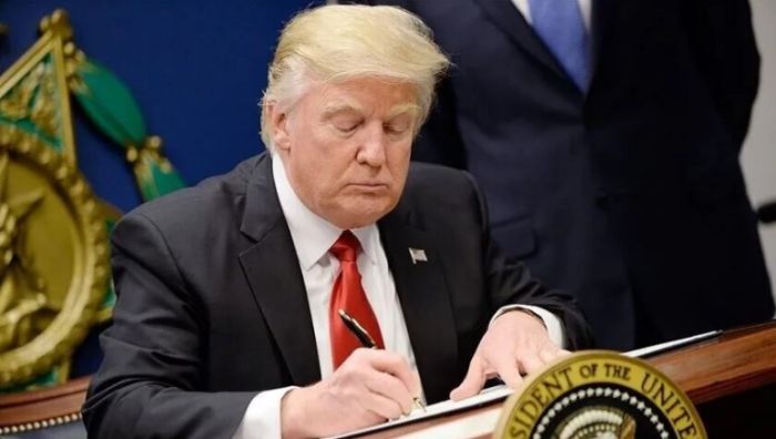 Трамп туған жер бойынша азаматтық алуға қойылатын шектеулерді кеңейтетін жарлықтарға қол қойды