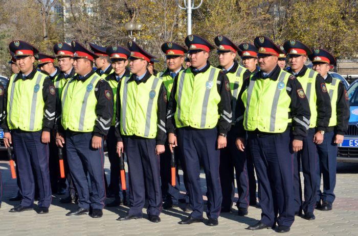 Әмбебап полицейлердің саптық байқауы