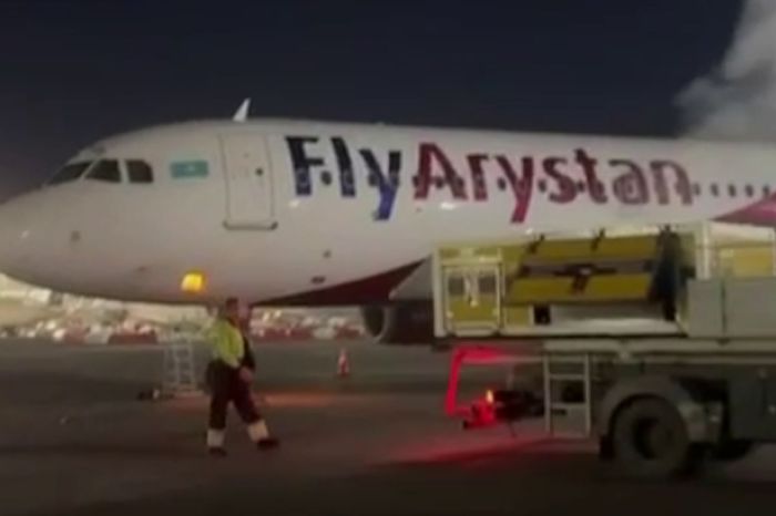 ​Алматыда FlyArystan ұшағында өрт шықты: бір қызметкер жарақат алды