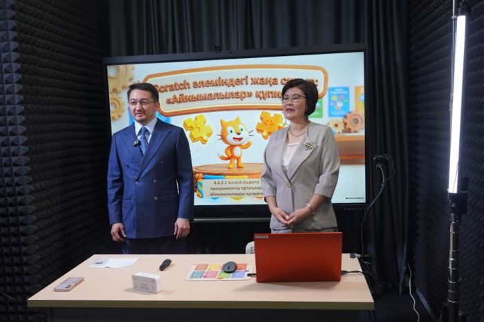 Астаналық ұстаздар ауыл оқушыларына сабақ береді