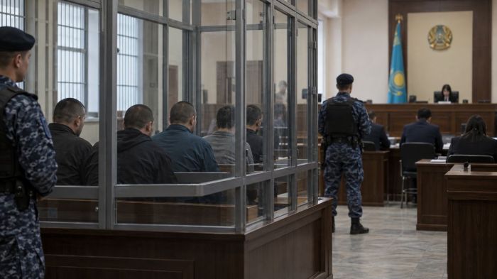 Камераны қара шапкамен жауып тастаған: Атырауда педофилия үшін сотталған адамның өліміне қатысты іс қаралуда