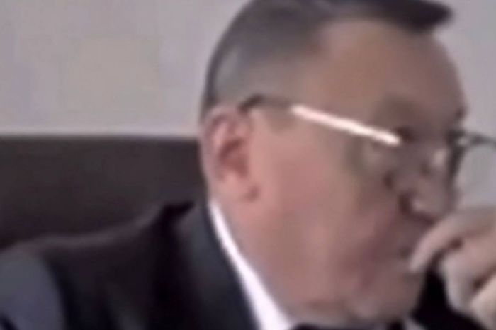 ​Мәслихат төрағасы жұмыс бабымен өткен кездесуінде электронды темекімен ұсталды