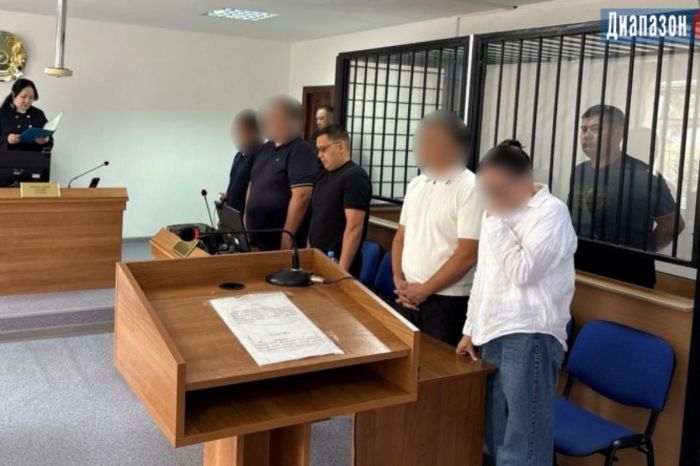 Өз қатарында ұстау: ҰҚК заңсыз мигранттармен күрескен екі қызметкерді бопсалау үстінде ұстады