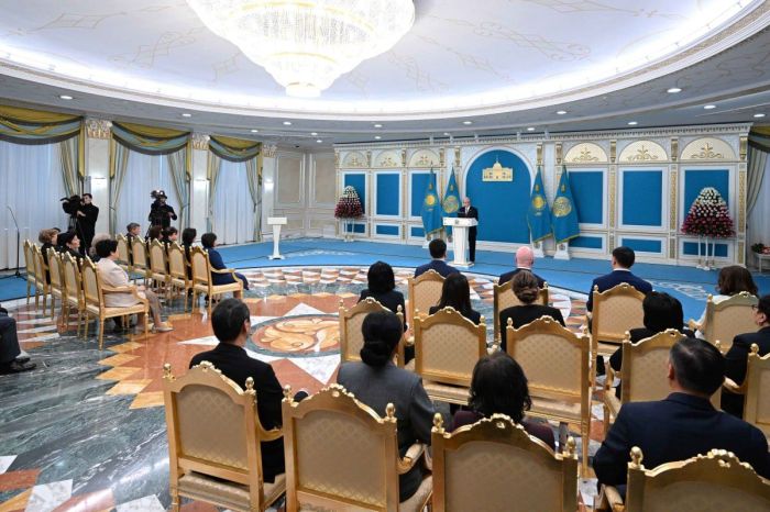 Тоқаев: мұғалім әр адамның өміріндегі негізгі тұлға болып қала береді