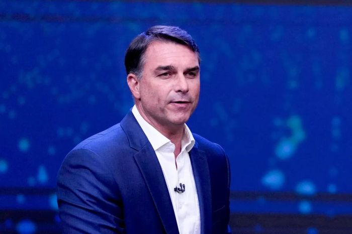Флавио Болсонару соттың талабына қарамастан Бразилиядан қашты