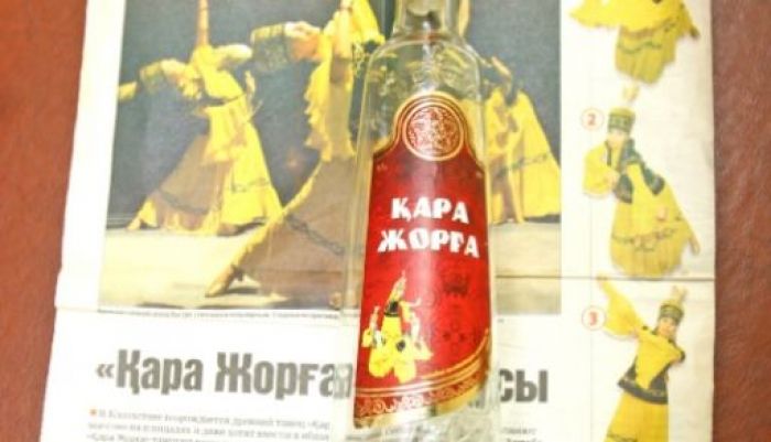 Арақ сыртына «Қара жорға» деп жазып бишілердің суретін рұқсатсыз жабыстырған