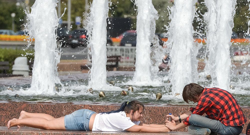 Солнечные дни установились надолго. Аномальная жара. В жару в фонтанах. Люди у фонтана во время жары.